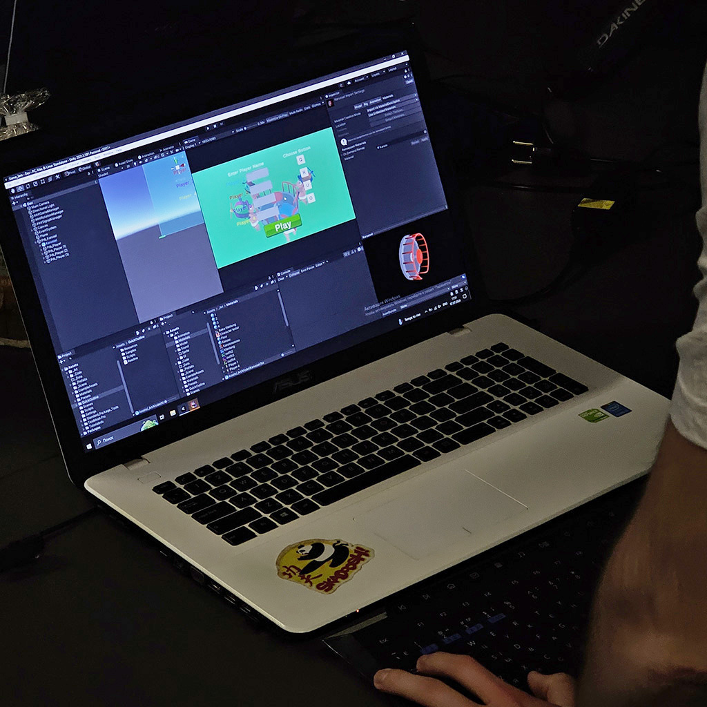 Laptop mit geöffneter Entwicklungsumgebung und Spiel vom Games& Game Jam 2024