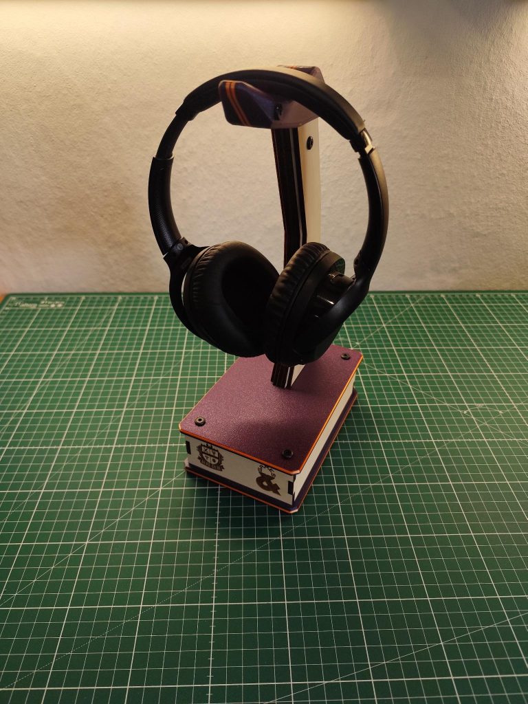 Headset-Ständer mit Headset auf Arbeitsmatte