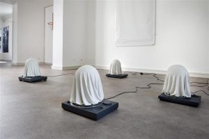 Foto von Kunstinstallation: Geistern auf Plattenspielern in ansosten leerem Raum