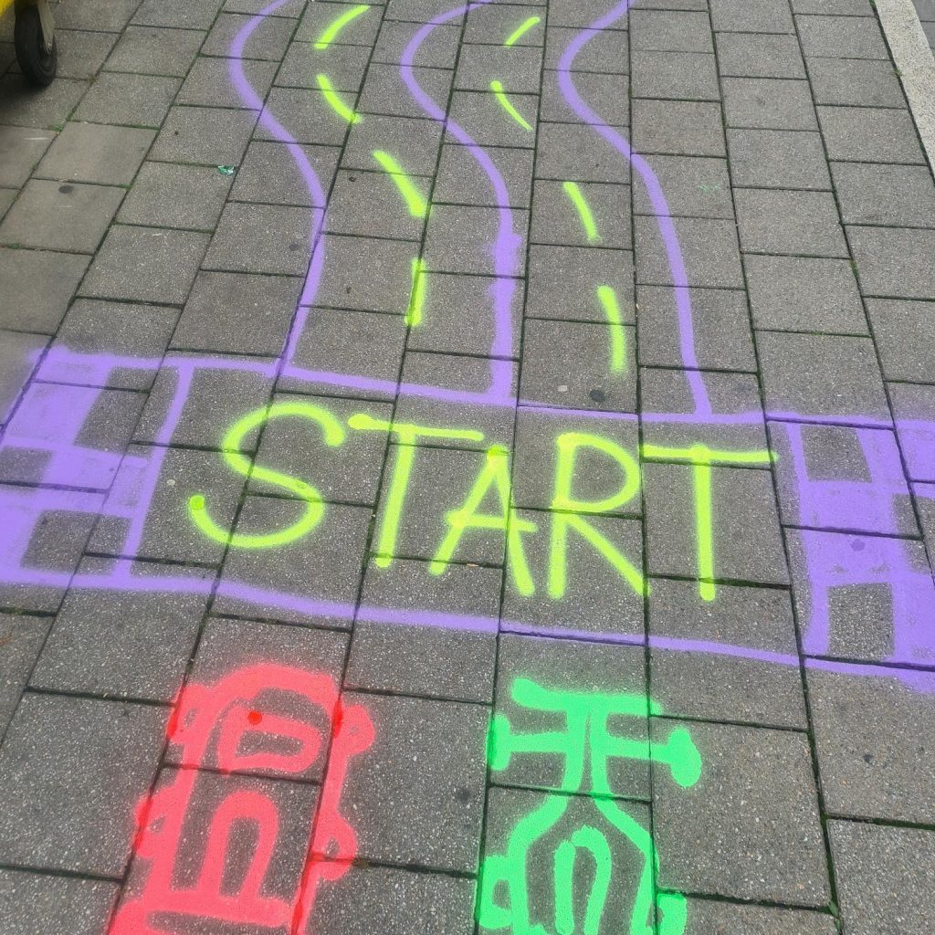 Straßenkreide-Spiele auf in grellen Farben auf dem Gehsteig.