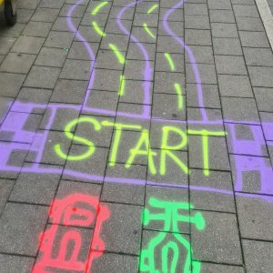 Straßenkreide-Spiele auf in grellen Farben auf dem Gehsteig.