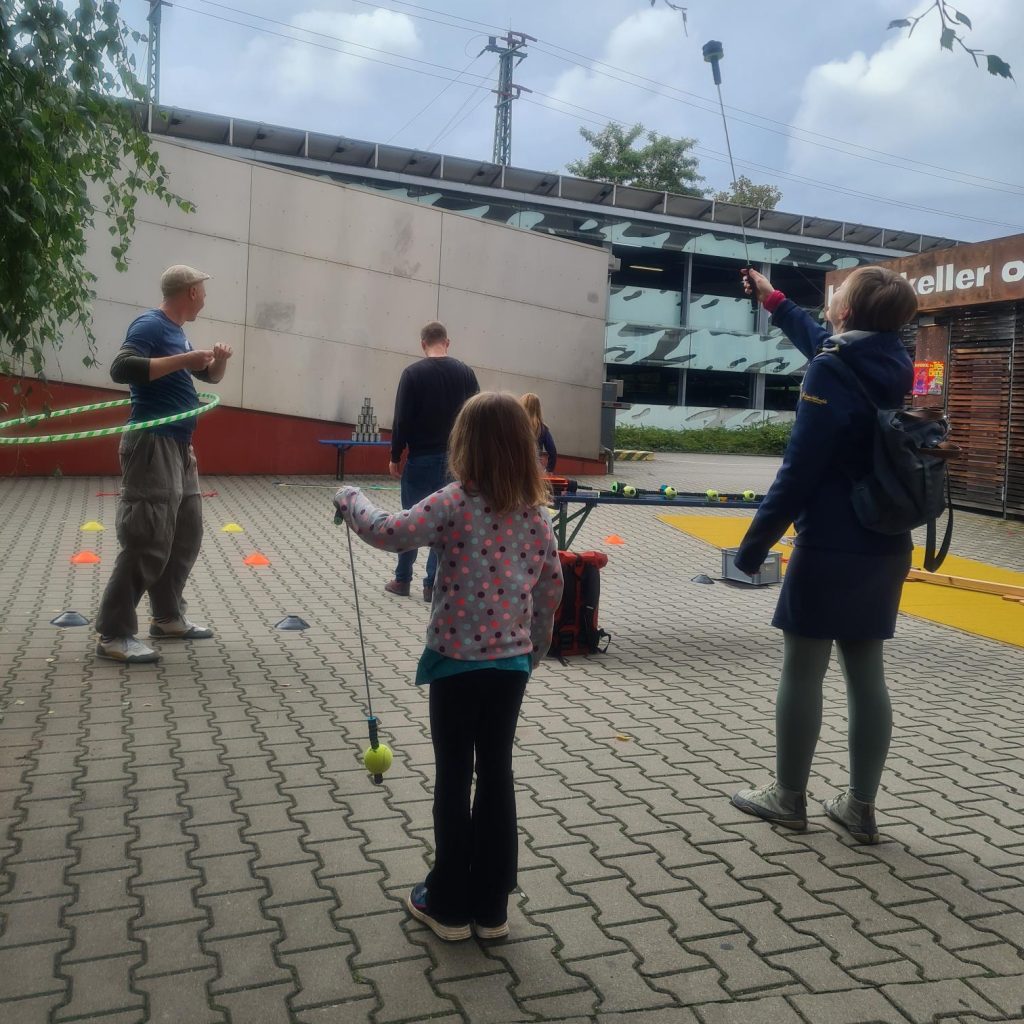 Bild von verschiedenen Bewegungsspielen hinter dem Jugendkulturhaus Otto.