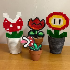 Gaming-Blumen aus Bügelperlen in kleinen Blumentöpfen.