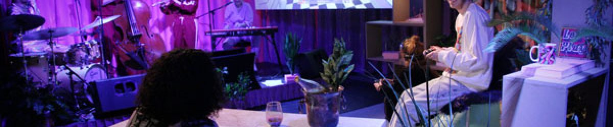 Showmasters mit Band aus Publikumsansicht